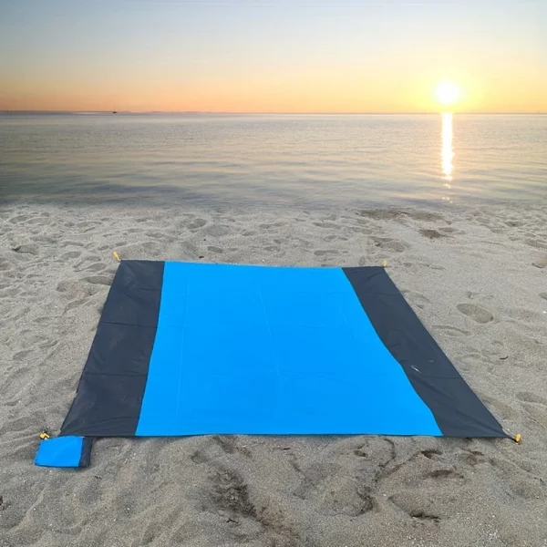 Tapis de plage pliable avec 4 piquets et sac de transport - 2 x 1.40 cms le must pour vos vacances en plein air. – Image 3