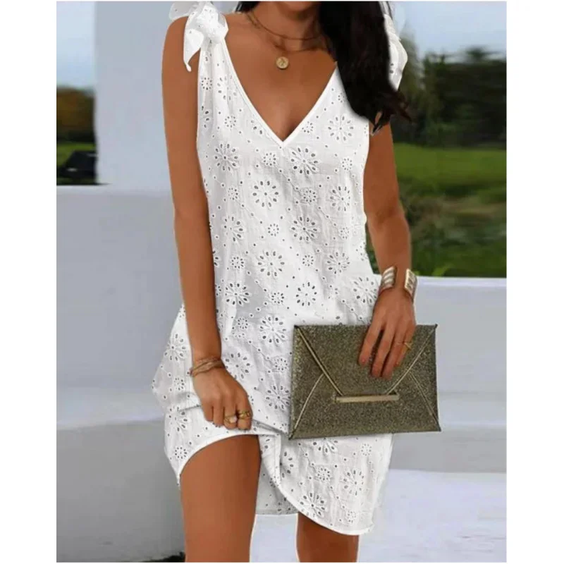 Robes élégantes col en v oeillet broderie détail noué sans manches Mini robe droite vacances mode robe d'été - Image 2