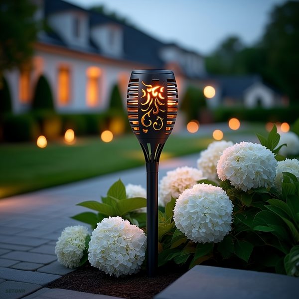 Transformez votre jardin : 12 lampes torches solaires pour une ambiance féerique – Image 5