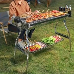 Grand barbecue de luxe pour les rassemblements à domicile et le camping, doté d'un grand gril en acier inoxydable, d'un barbecue portable pliable en charbon de bois adapté au camping, aux voyages, au parc et à la plage. Les fêtes de barbecue en plein air.